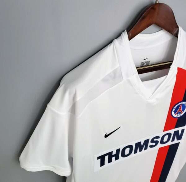 Zoom sur la manche et col du maillot vintage Paris Saint-Germain Extérieur 2002/2003.