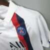 Zoom sur la manche et col du maillot vintage Paris Saint-Germain "Troisième" 2019/2020.
