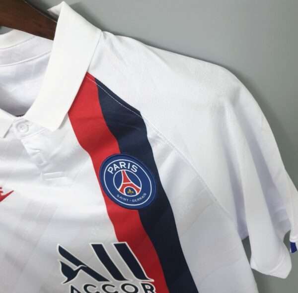 Zoom sur la manche et col du maillot vintage Paris Saint-Germain "Troisième" 2019/2020.