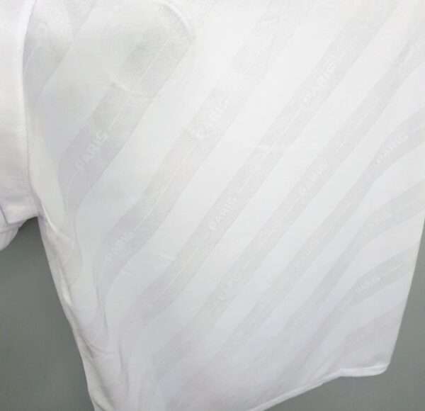 Zoom sur les coutures du maillot vintage Paris Saint-Germain "Troisième" 2019/2020.