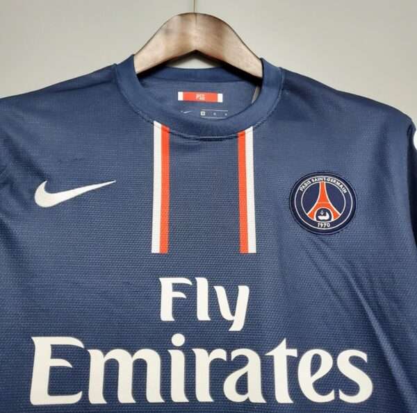 Zoom sur les logos du maillot vintage Paris Saint-Germain Domicile 2012/2013.