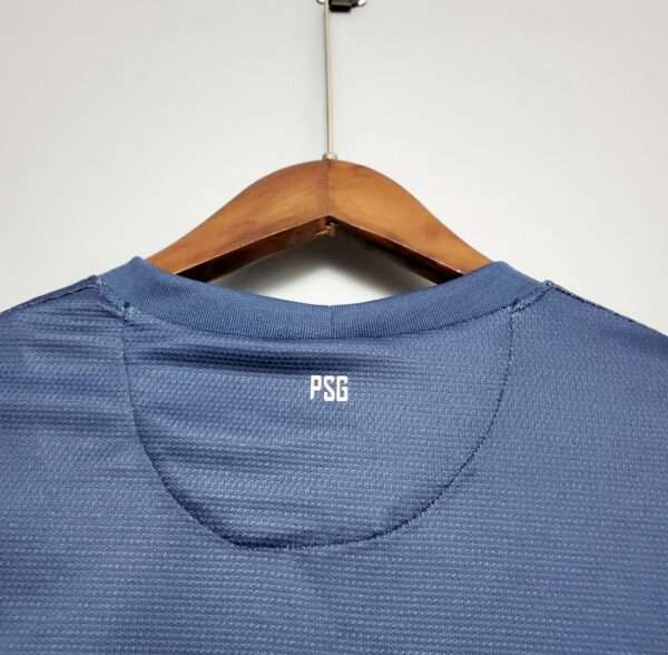 Présente le col du maillot vintage Paris Saint-Germain Domicile 2012/2013.