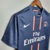 Zoom sur la manche et col du maillot vintage Paris Saint-Germain Domicile 2012/2013.
