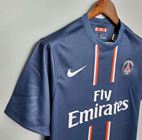 Zoom sur la manche et col du maillot vintage Paris Saint-Germain Domicile 2012/2013.