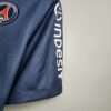 Zoom sur la manche du maillot vintage Paris Saint-Germain Domicile 2012/2013.