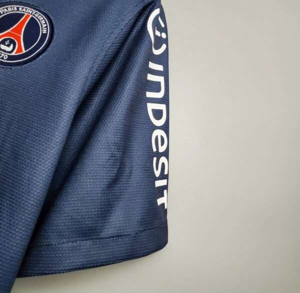 Zoom sur la manche du maillot vintage Paris Saint-Germain Domicile 2012/2013.
