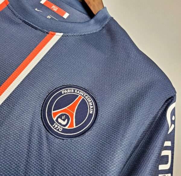 Zoom sur le logo du maillot vintage Paris Saint-Germain Domicile 2012/2013.