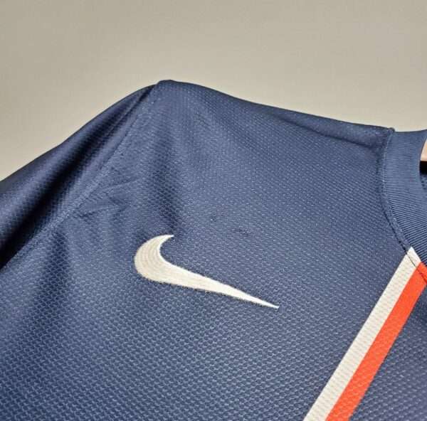 Zoom sur le logo du maillot vintage Paris Saint-Germain Domicile 2012/2013.
