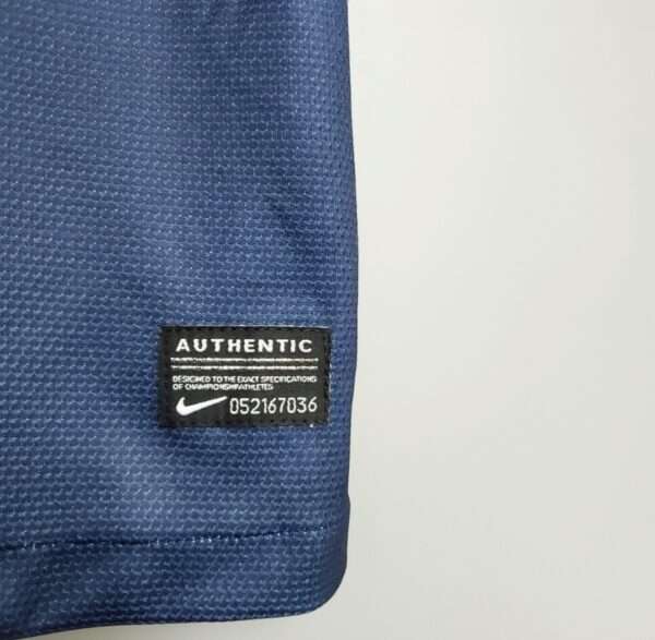 Zoom sur le logo du maillot vintage Paris Saint-Germain Domicile 2012/2013.