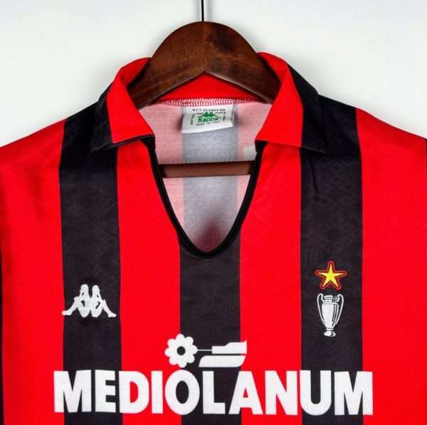 Zoom sur les logos du maillot vintage AC Milan Domicile Saison 1988-1990