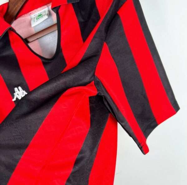 Zoom sur les coutures du maillot vintage AC Milan Domicile Saison 1988-1990