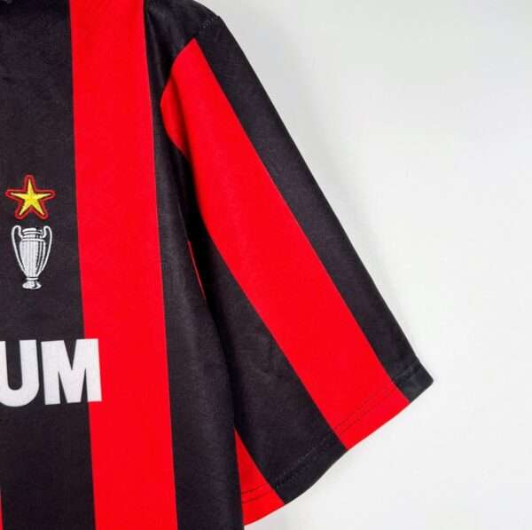 Zoom sur la manche du maillot vintage AC Milan Domicile Saison 1988-1990