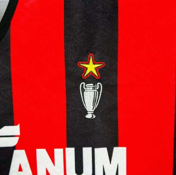Zoom sur les logos du maillot vintage AC Milan Domicile Saison 1988-1990