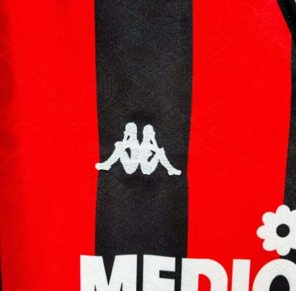 Zoom sur les logos du maillot vintage AC Milan Domicile Saison 1988-1990