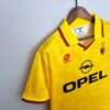 Vue sur la manche et col du maillot vintage Maillot AC Milan "Troisième" 1994/1996.