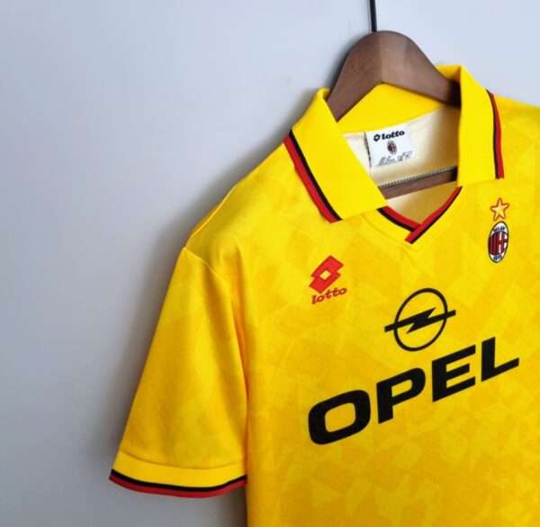 Vue sur la manche et col du maillot vintage Maillot AC Milan "Troisième" 1994/1996.