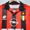 Zoom sur les logos du maillot vintage AC Milan Domicile 1996/1997