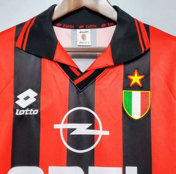 Zoom sur les logos du maillot vintage AC Milan Domicile 1996/1997