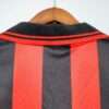 Présente le col du maillot vintage AC Milan Domicile 1996/1997