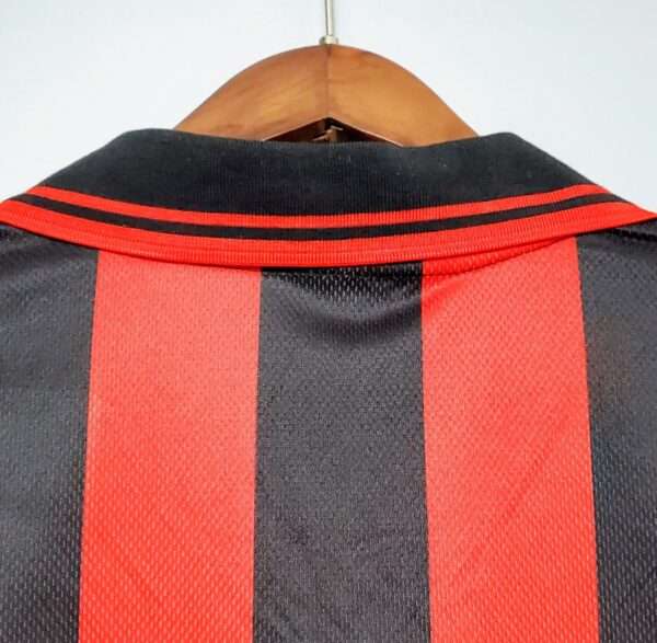 Présente le col du maillot vintage AC Milan Domicile 1996/1997
