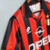 Vue sur la manche et col du maillot vintage AC Milan Domicile 1996/1997