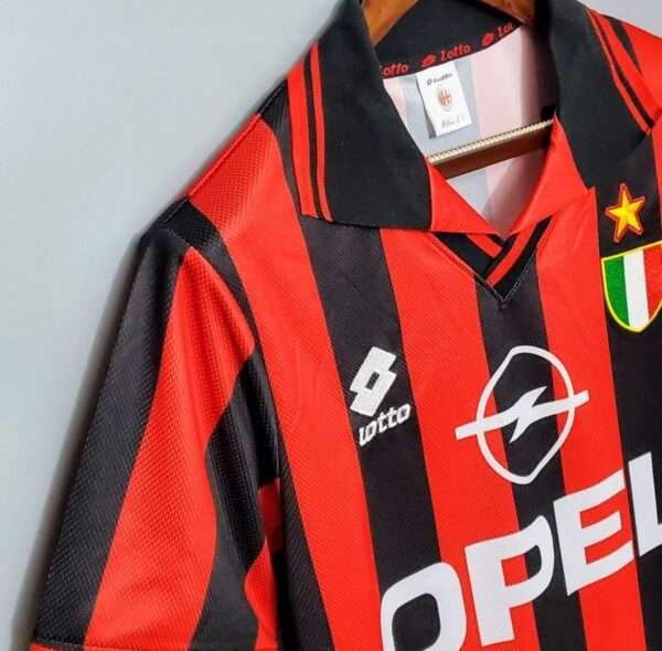Vue sur la manche et col du maillot vintage AC Milan Domicile 1996/1997