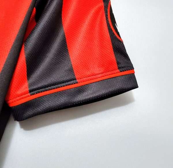 Zoom sur la manche du maillot vintage AC Milan Domicile 1996/1997