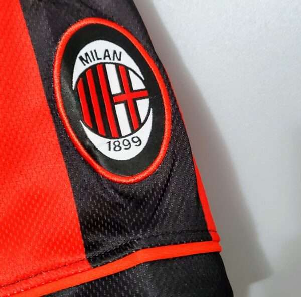 Zoom sur le logo du maillot vintage AC Milan Domicile 1996/1997