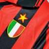 Zoom sur le logo du maillot vintage AC Milan Domicile 1996/1997