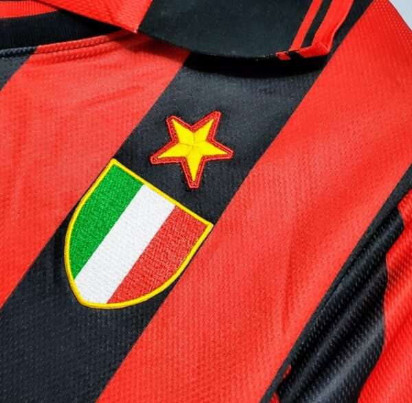 Zoom sur le logo du maillot vintage AC Milan Domicile 1996/1997