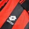 Zoom sur le logo du maillot vintage AC Milan Domicile 1996/1997