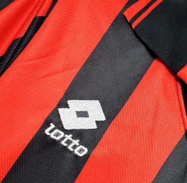 Zoom sur le logo du maillot vintage AC Milan Domicile 1996/1997
