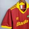 Présente la manche et col du maillot vintage AS Rome Domicile 1991/1992