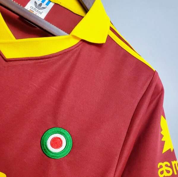 Zoom sur les logos et col du maillot vintage AS Rome Domicile 1991/1992