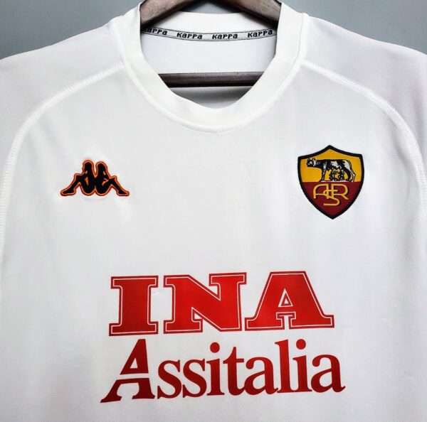 Zoom sur les logos et col du maillot vintage AS Rome Extérieur 2000/2001