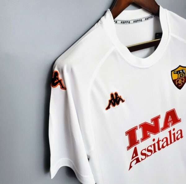 Présente la manche et col du maillot vintage AS Rome Extérieur 2000/2001