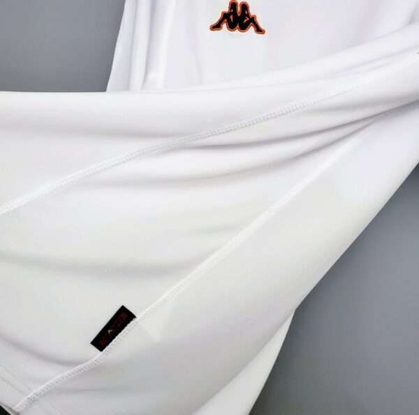 Zoom sur les coutures du maillot vintage AS Rome Extérieur 2000/2001