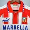 Zoom sur les logos du maillot vintage Atlético Madrid Domicile 1994/1995.