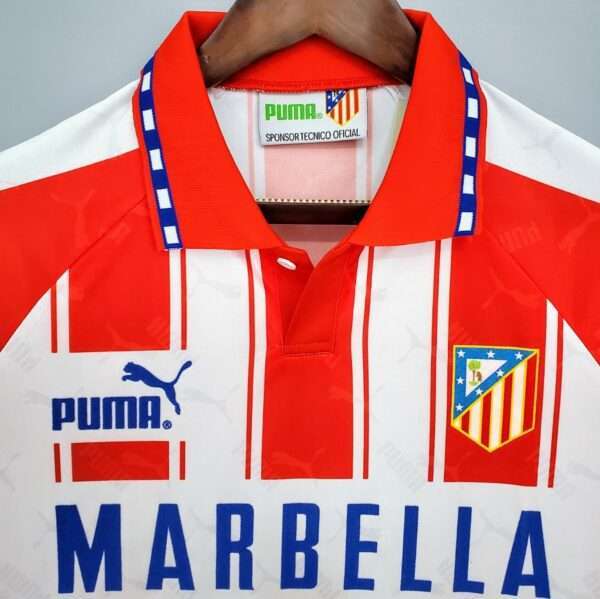 Zoom sur les logos du maillot vintage Atlético Madrid Domicile 1994/1995.