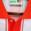 Zoom sur les coutures du maillot vintage Atlético Madrid Domicile 1994/1995.