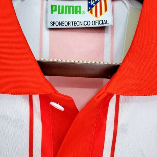 Zoom sur les coutures du maillot vintage Atlético Madrid Domicile 1994/1995.