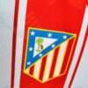 Zoom sur le logo du maillot vintage Atlético Madrid Domicile 1994/1995.