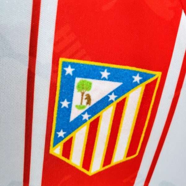 Zoom sur le logo du maillot vintage Atlético Madrid Domicile 1994/1995.