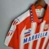 Vue sur la manche et col du maillot vintage Atlético Madrid Domicile 1994/1995.