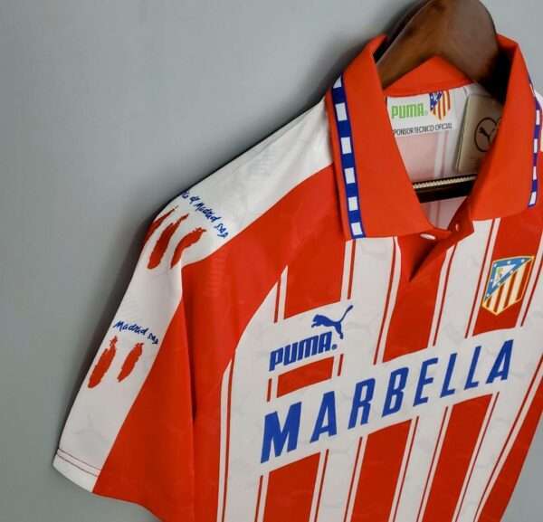 Vue sur la manche et col du maillot vintage Atlético Madrid Domicile 1994/1995.