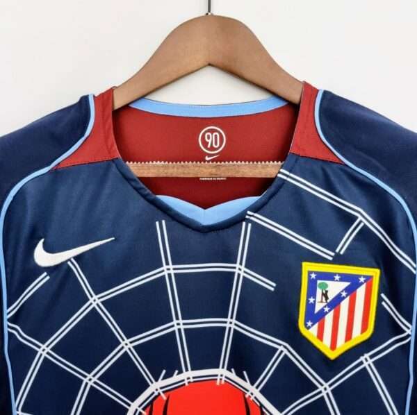 Zoom sur le logo du maillot vintage Atlético Madrid Atlético Madrid Extérieur 2004/2005.