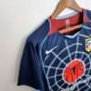 Vue sur la manche et col du maillot vintage Atlético Madrid Extérieur 2004/2005.