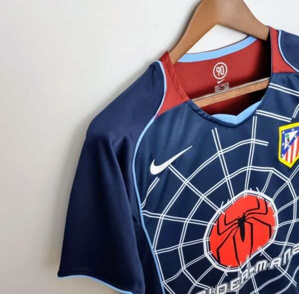 Vue sur la manche et col du maillot vintage Atlético Madrid Extérieur 2004/2005.