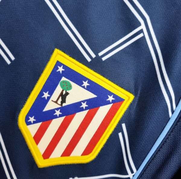 Zoom sur le logo du maillot vintage Atlético Madrid Atlético Madrid Extérieur 2004/2005.