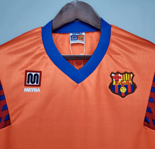 Détail des logos sur le maillot vintage FC Barcelone Extérieur 1991/1992.